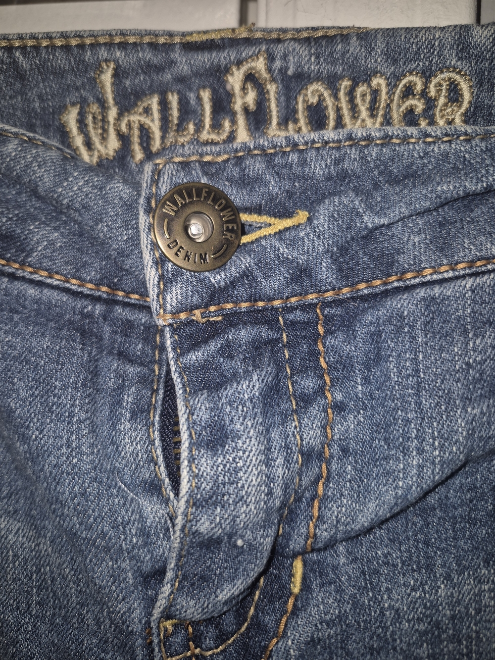 Wallflower Women's Blue Denim Cuffed Shorts Size Juniors 11 Y2K Style Low Rise - Picture 3 of 6
